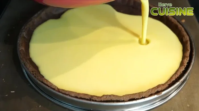 Verser la garniture sur le fond de tarte précuit et enfourner pour 30 minutes à 140°C.