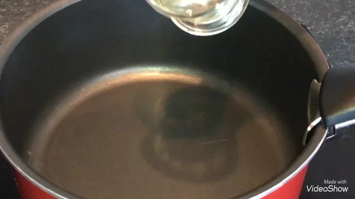 Faire chauffer l'huile dans une casserole.