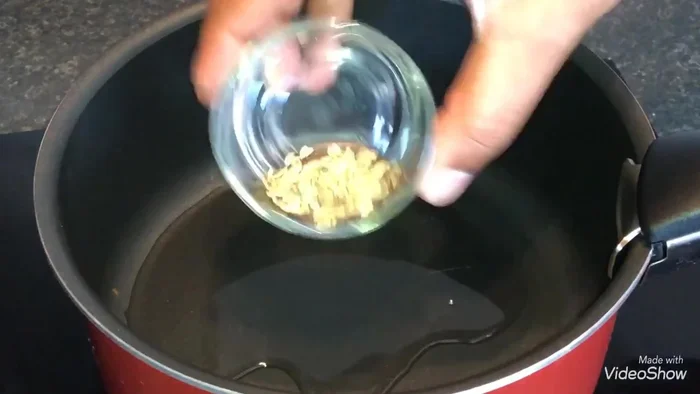 Ajouter l'ail, le gingembre, et le piment (facultatif) et faire revenir pendant 2 minutes.