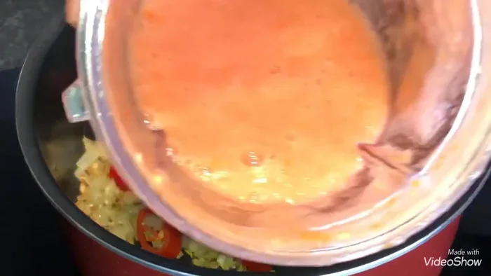 Ajouter la tomate mixée.