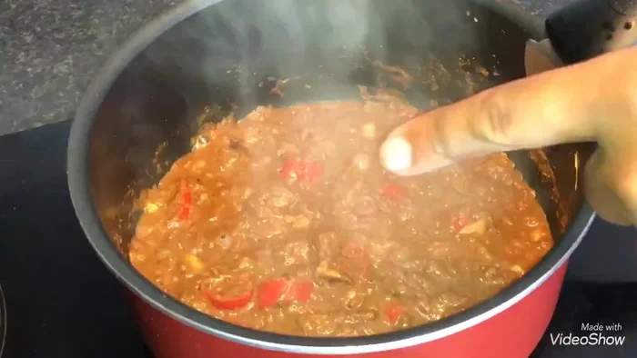 Ajouter les calamars coupés en morceaux.