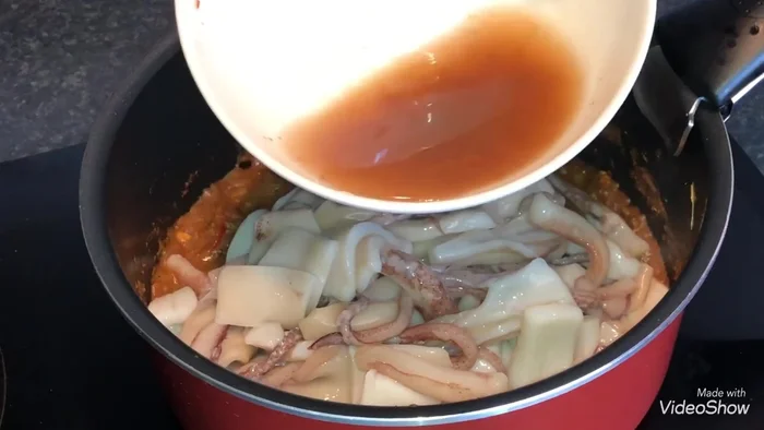 Mélanger et laisser mijoter 20 à 25 minutes, sans ajouter d'eau (les calamars libéreront beaucoup d'eau).