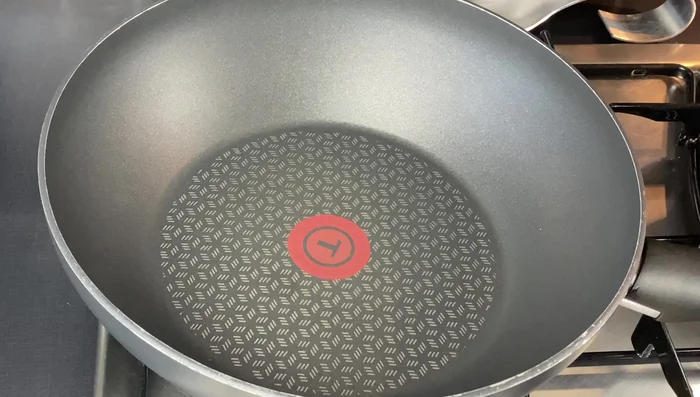 Faire chauffer une cuillère à soupe d'huile d'olive dans un wok ou une sauteuse.