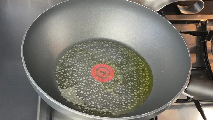 Ajouter les poivrons (vert, jaune, rouge) et les oignons coupés en lamelles. Faire revenir.