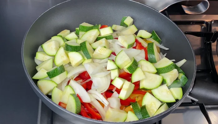 Ajouter la courgette coupée en dés. Ajouter d'autres légumes de votre choix (champignons, pousses de soja, etc.).