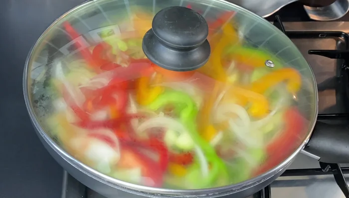 Couvrir et laisser cuire les légumes environ 5 minutes à feu moyen jusqu'à ce qu'ils aient diminué de volume.