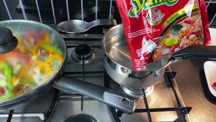 Pendant ce temps, faire cuire les nouilles chinoises dans une casserole d'eau bouillante selon les instructions sur l'emballage.