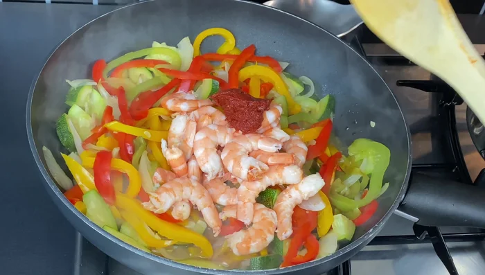 Ajouter les crevettes et faire cuire quelques minutes jusqu'à ce qu'elles soient roses.