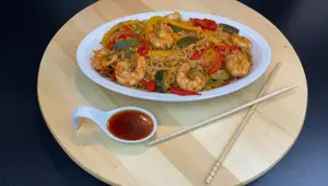 Nouilles chinoises aux crevettes et légumes sautés (Recette facile)