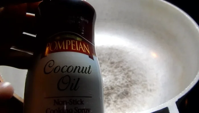 Faire chauffer un peu d'huile de coco dans une poêle à feu moyen. Ajouter l'oignon et faire revenir pendant environ une minute.