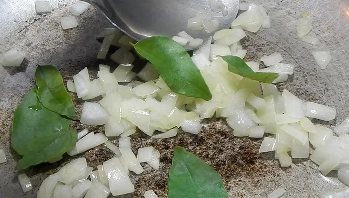 Ajouter les feuilles de curry, puis le piment haché et l'ail. Faire revenir pendant 30 secondes.