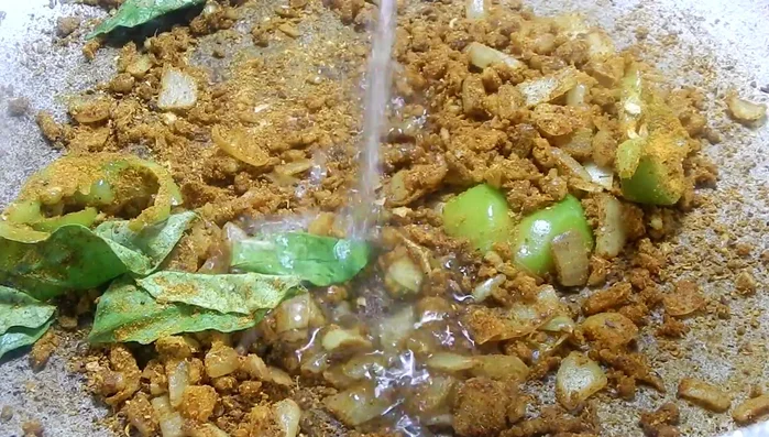 Ajouter de l'eau chaude, augmenter le feu à moyen et laisser mijoter jusqu'à ce que la sauce épaississe.