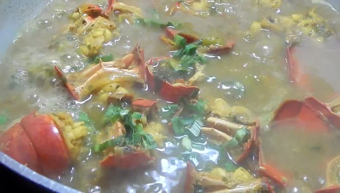 Ajouter le bandana haché (ou coriandre) et servir sur du riz, avec du roti, ou seul.