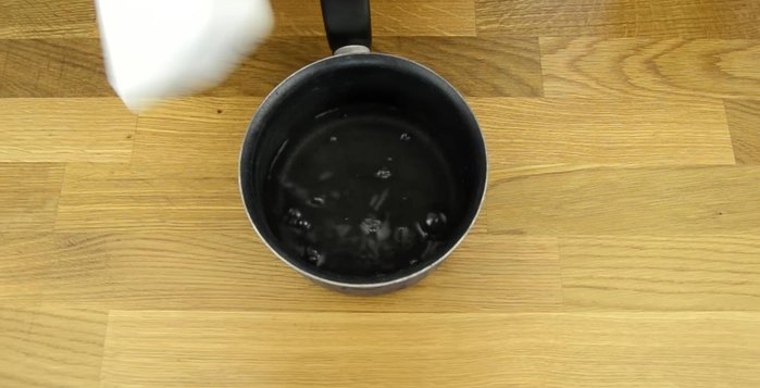 Préparer le sirop : Faire bouillir l'eau, le sucre et la vanille. Laisser refroidir.