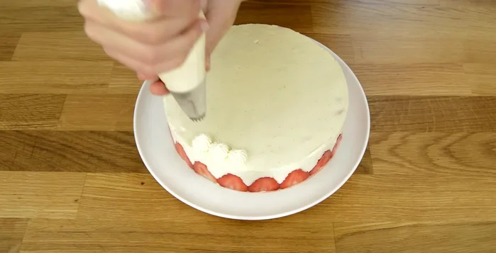 Décorer le fraisier : Retirer délicatement le cercle. Décorer avec de la crème diplomate restante et les fraises restantes. Ajouter des touches de couleur verte (citron vert).
