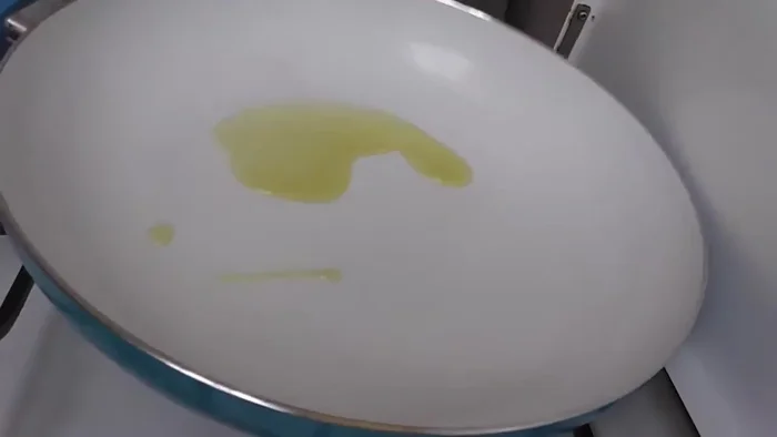 Dans une poêle, faire chauffer un peu d'huile d'olive.