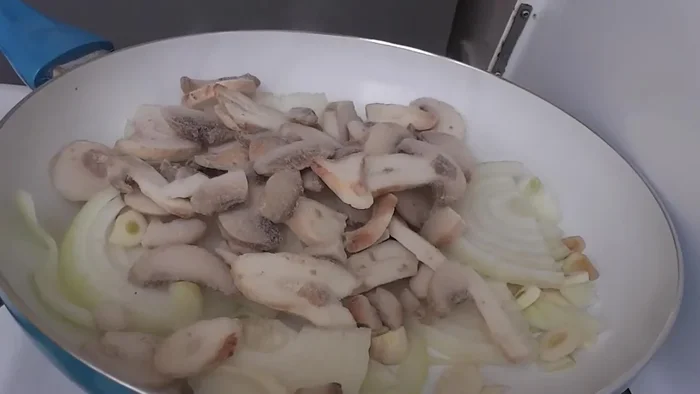 Ajouter les champignons.
