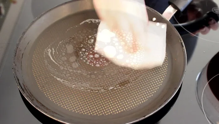 Faire chauffer la crêpière avec une noix de beurre, retirer l'excédent avec un sopalin.