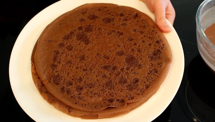 Réserver les crêpes sur un plat.