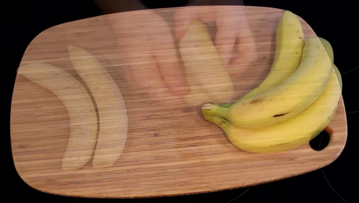 Eplucher et couper les bananes en rondelles.