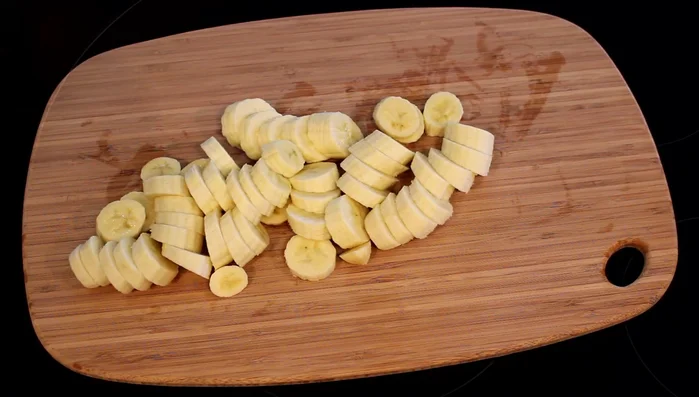 Dans une casserole, faire chauffer le sucre et le jus de citron jusqu'à obtenir un caramel.