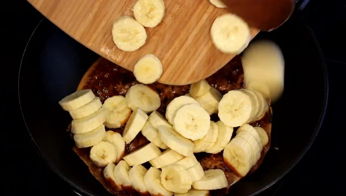 Ajouter les rondelles de bananes, mélanger. Incorporer le beurre et laisser caraméliser en remuant régulièrement pour éviter d'écraser les bananes.