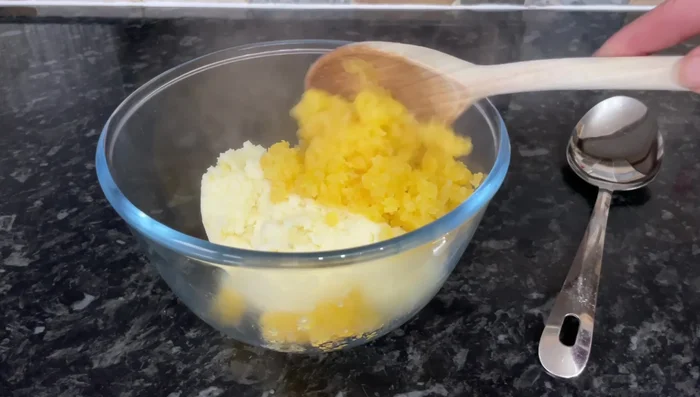 Dans un bol, mélangez délicatement les purées de pommes de terre, de navets/rutabagas et le haggis frit.