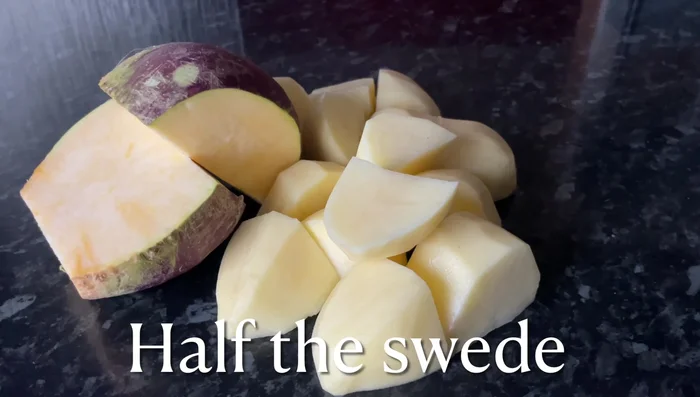 Épluchez et coupez les pommes de terre et les navets/rutabagas en gros morceaux.