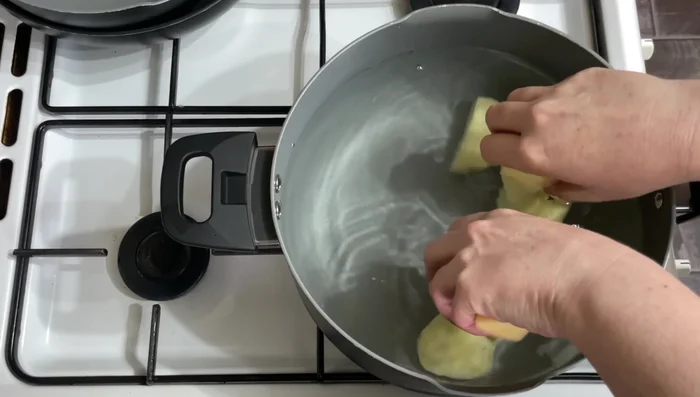 Faites cuire les pommes de terre et les navets/rutabagas séparément dans de l'eau bouillante salée jusqu'à ce qu'ils soient tendres (environ 30 minutes).