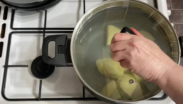 Pendant ce temps, faites frire le haggis dans une poêle à feu moyen-élevé pendant environ 10 minutes, jusqu'à ce qu'il soit friable et doré.