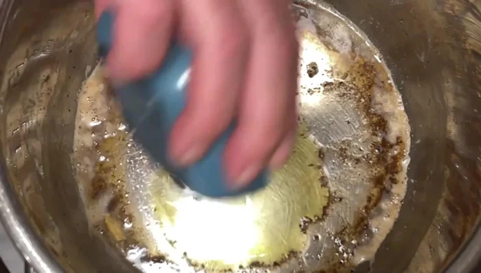 Réserver le jarret. Dans la même casserole, faire revenir l'oignon et l'ail dans l'huile d'olive.