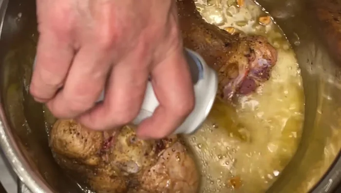 Remettre le jarret dans la casserole. Ajouter la bière, la sauce Worcestershire, la pâte de tomates, la poudre de chili, le café, les feuilles de laurier et le thym.