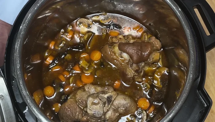 Si besoin, épaissir la sauce avec de la fécule de maïs délayée dans de l'eau froide.
