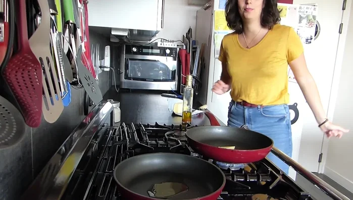 Faire revenir l'oignon dans une casserole. (108.6)