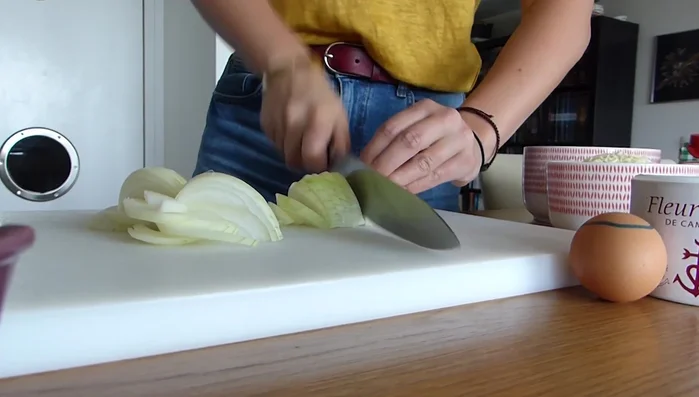 Couper les légumes (oignon, épinards, champignons). (54.079)