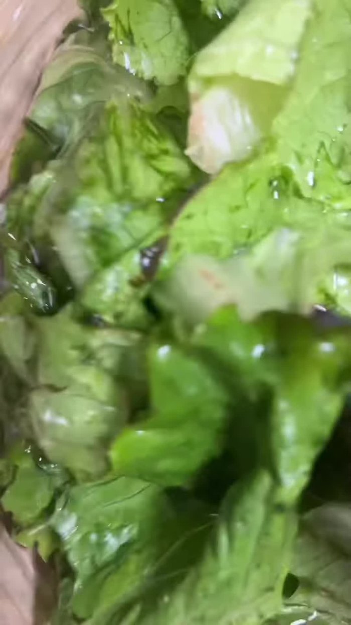 Assaisonner une poitrine de poulet avec du sel et du poivre (et d'autres épices au choix).
