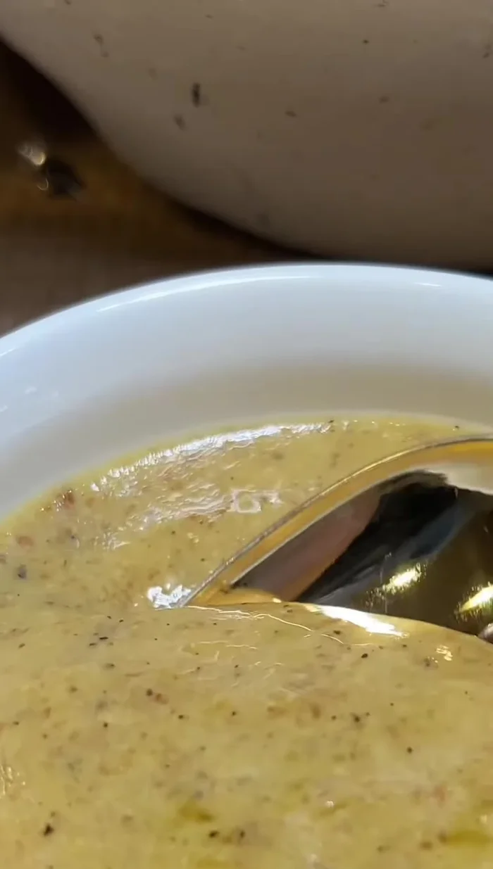 Préparer les croûtons maison : couper le pain en cubes et les faire dorer au four ou à la poêle jusqu'à ce qu'ils soient croustillants.