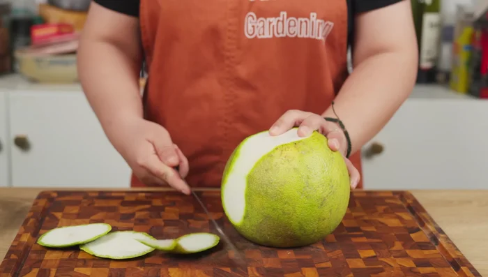 Préparez le pomelo : coupez les extrémités, épluchez, coupez en deux et séparez les segments en retirant les membranes (200.28).