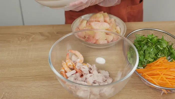Dans un grand bol, mélangez les crevettes et le porc avec 2 cuillères à soupe de vinaigrette (365.56).