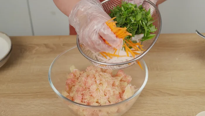 Ajoutez le pomelo, la carotte, l’oignon et la moitié de la vinaigrette restante (382.24). Mélangez délicatement.