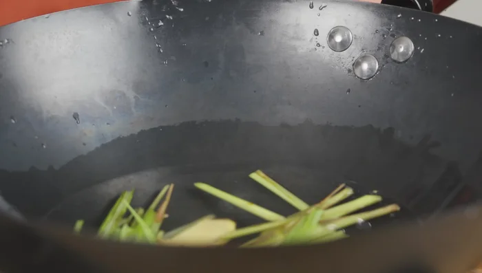 Nettoyez les crevettes à l’eau salée (83.88). Faites-les cuire dans une casserole avec de l’eau, de la citronnelle et du gingembre (86.84). Laissez cuire environ 5 minutes à feu vif (104.24). Une fois cuites, laissez refroidir, décoquillez en laissant une petite partie de la queue, retirez la veine noire et rincez (131.28).
