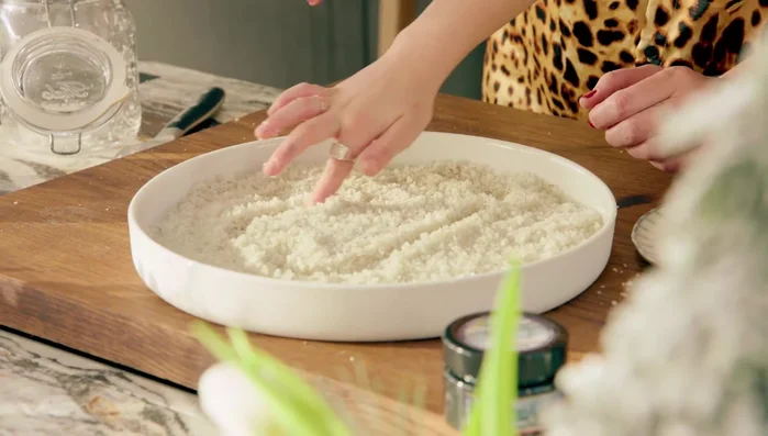 Préparez un plateau pour présenter les huîtres avec du sel ou du riz.
