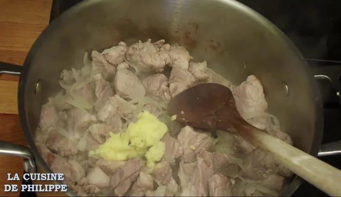 Ajouter l'ail coupé finement, le gingembre râpé (ou la poudre de gingembre) et le curry en poudre. Faire cuire 2 à 3 minutes.