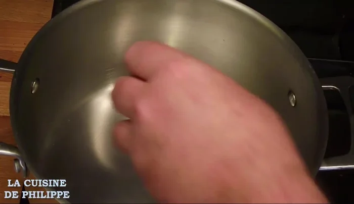 Faire chauffer l'huile d'olive dans une casserole à fond épais.