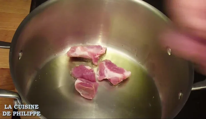 Ajouter les morceaux de porc et les faire rissoler sur toutes les faces pendant quelques minutes, en ajoutant du poivre.