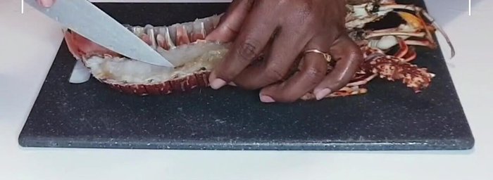 Enlever les nerfs et les boyaux des langoustes.