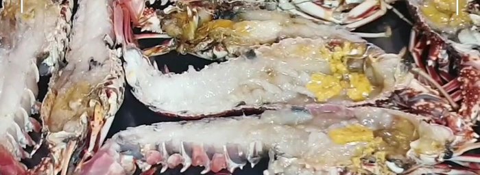 Placer les langoustes sur un plateau.