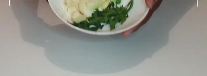 Hacher l'oignon, l'ail et le persil.