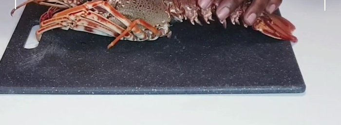 Découper les langoustes dans le sens de la longueur.