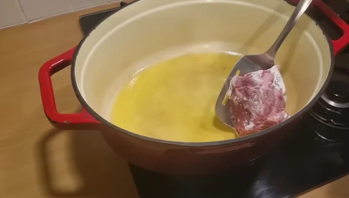 Ajouter la viande et la saisir.